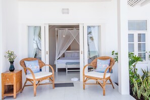 One Bedroom Beachfront Pool access | Coin séjour