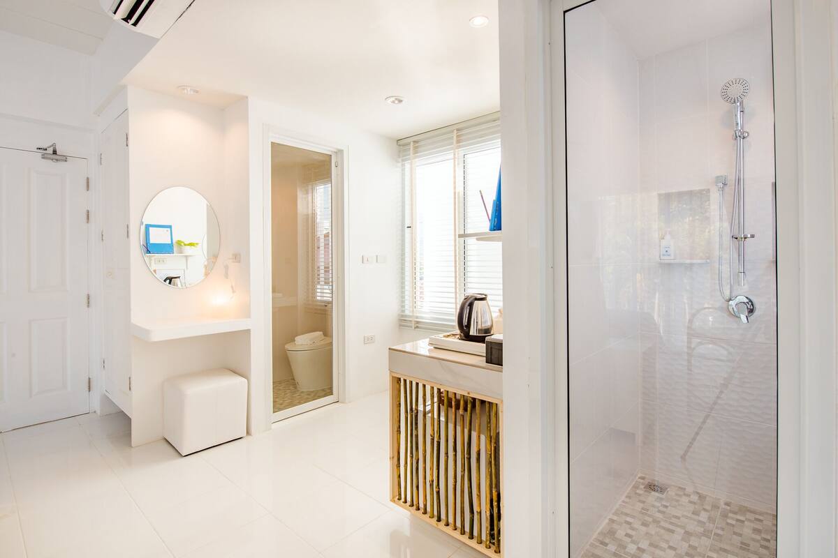 Deluxe Suite | Bathroom | Shower, free toiletries, hair dryer, slippers