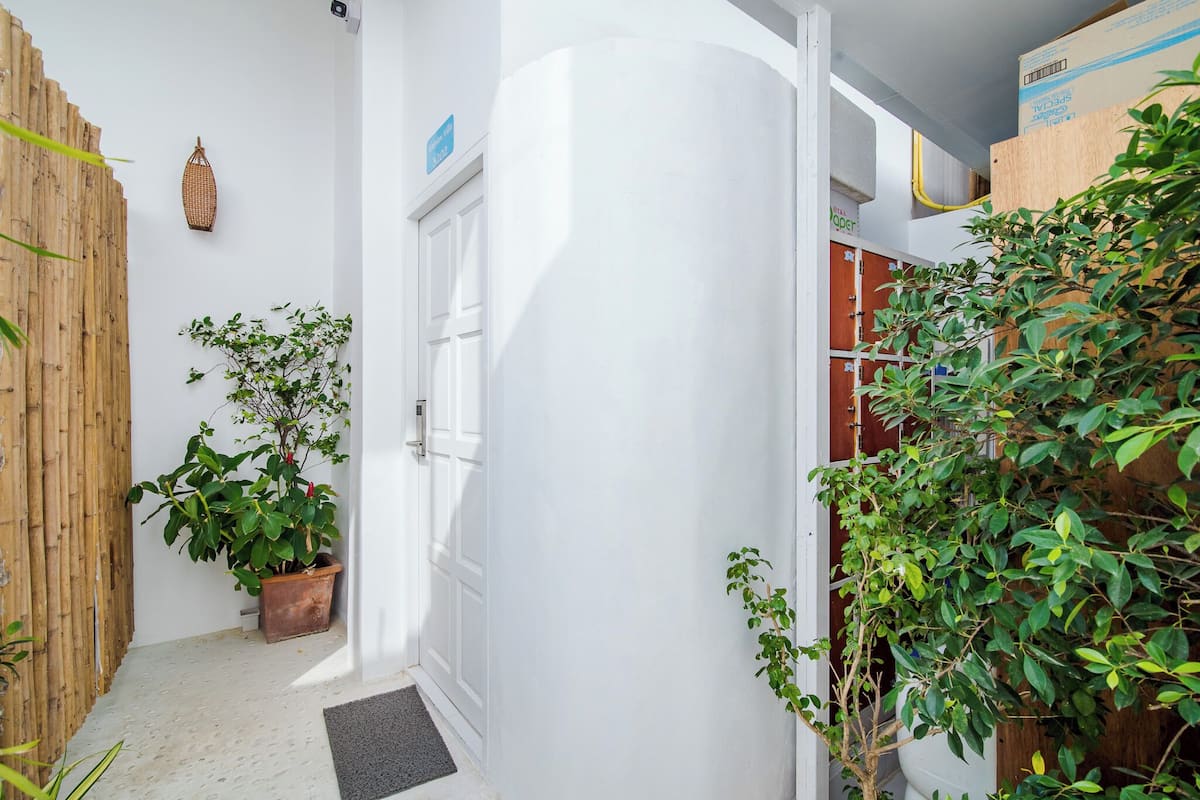 Minibar, caja de seguridad en la habitación y decoración personalizada