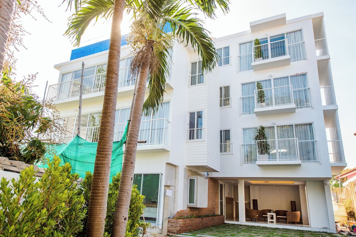 Minibar, caja de seguridad en la habitación y decoración personalizada