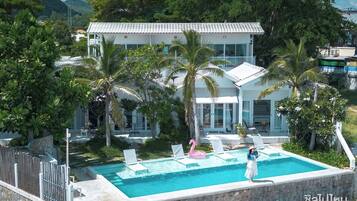 2 utomhuspooler och solstolar