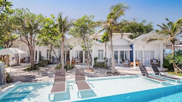 One Bedroom Beachfront Pool access | Minibar, vÀrdeförvaringsskÄp pÄ rummet och individuell inredning