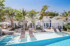 One Bedroom Beachfront Pool access | Frigobar, cofres nos quartos, individualmente decorados
