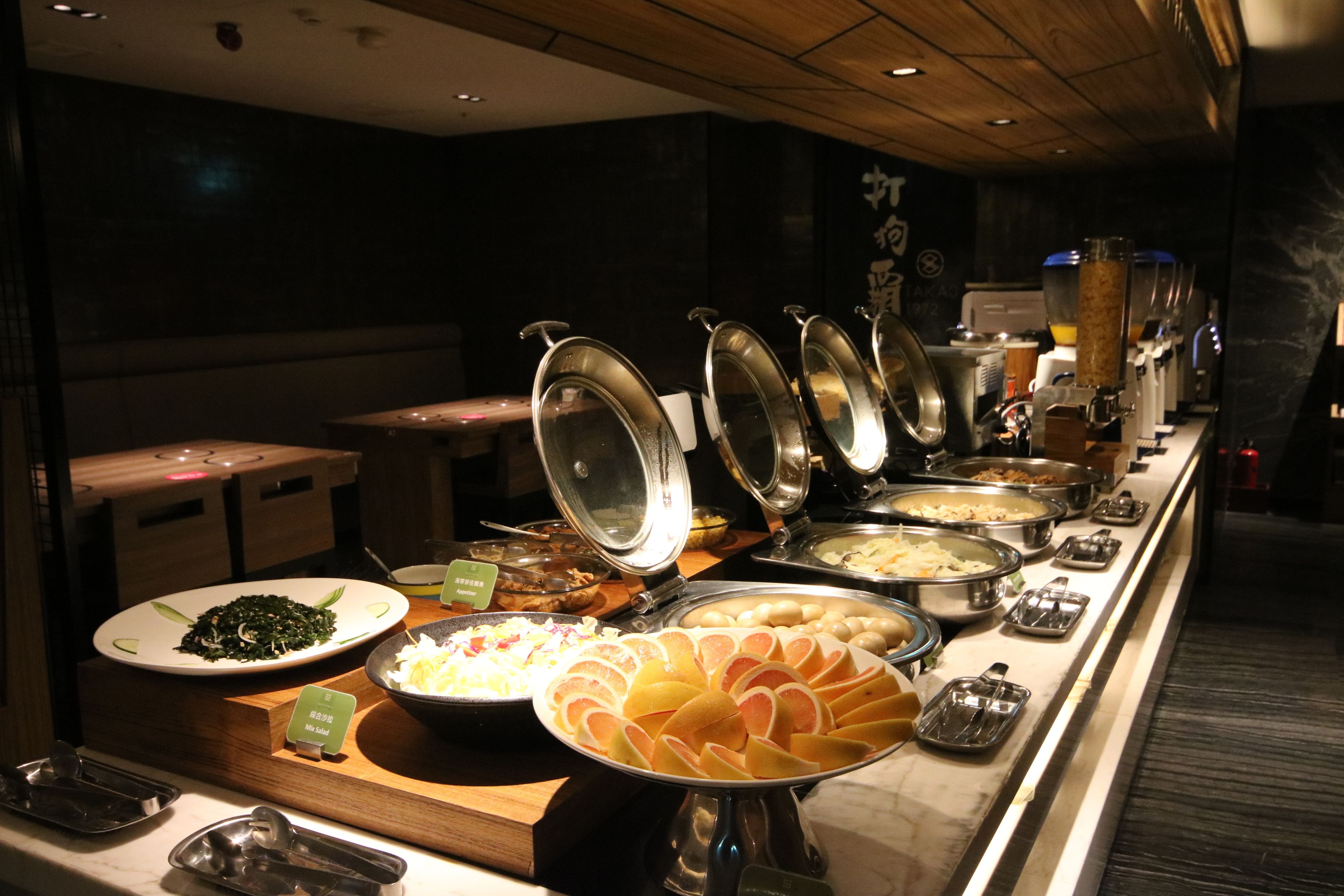 Daily buffet breakfast (TWD 275 per person)