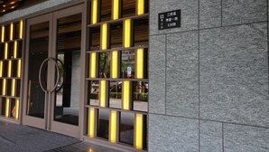 A building entrance with a modern design, featuring a glass door and illuminated panels. - Hotel Midtown Richardson Kaohsiung Boai (Kaohsiung)