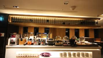 Daily buffet breakfast (TWD 275 per person)