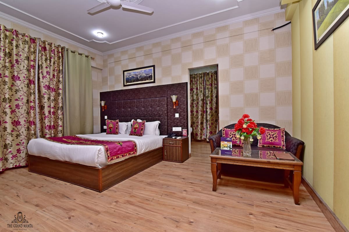 Family Suite | Minibar, in-room safe, desk, iron/ironing board