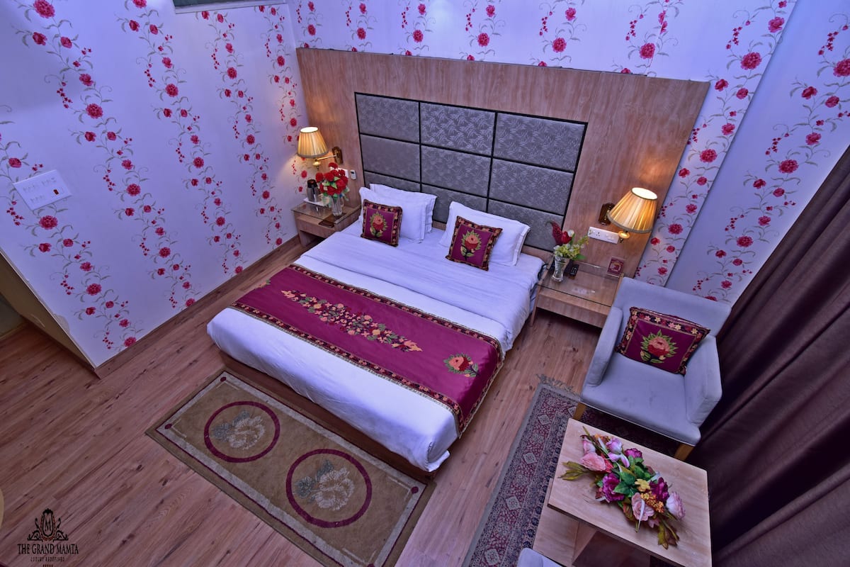 Suite | Minibar, in-room safe, desk, iron/ironing board