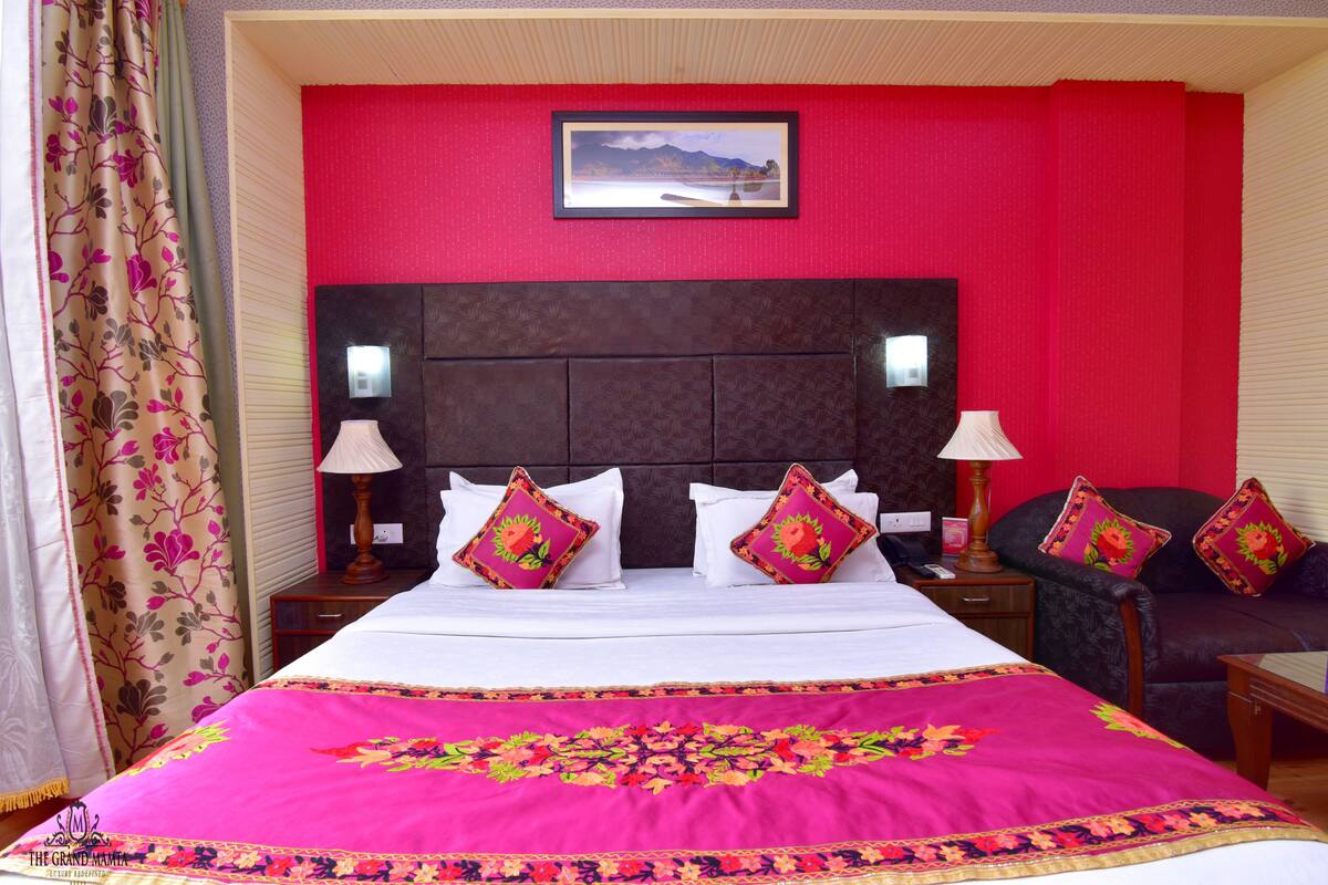 Deluxe Double Room, 1 Bedroom | Minibar, in-room safe, desk, iron/ironing board