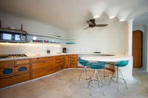 Villa Deluxe, 2 habitaciones, vista al mar | Cocina privada | Refrigerador, microondas, horno y parrilla de estufa 