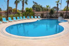 Outdoor pool, pool umbrellas, sun loungers - Beldibi Beach Hotel (Kemer)