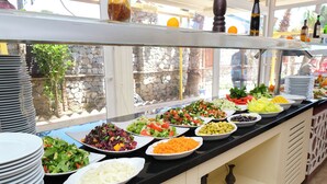 A buffet with various salads and vegetables. - Beldibi Beach Hotel (Kemer)