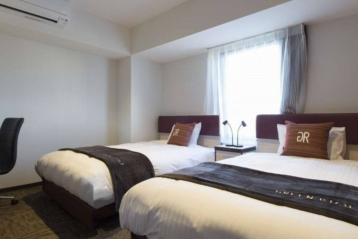 Desk, soundproofing, free WiFi, bed sheets