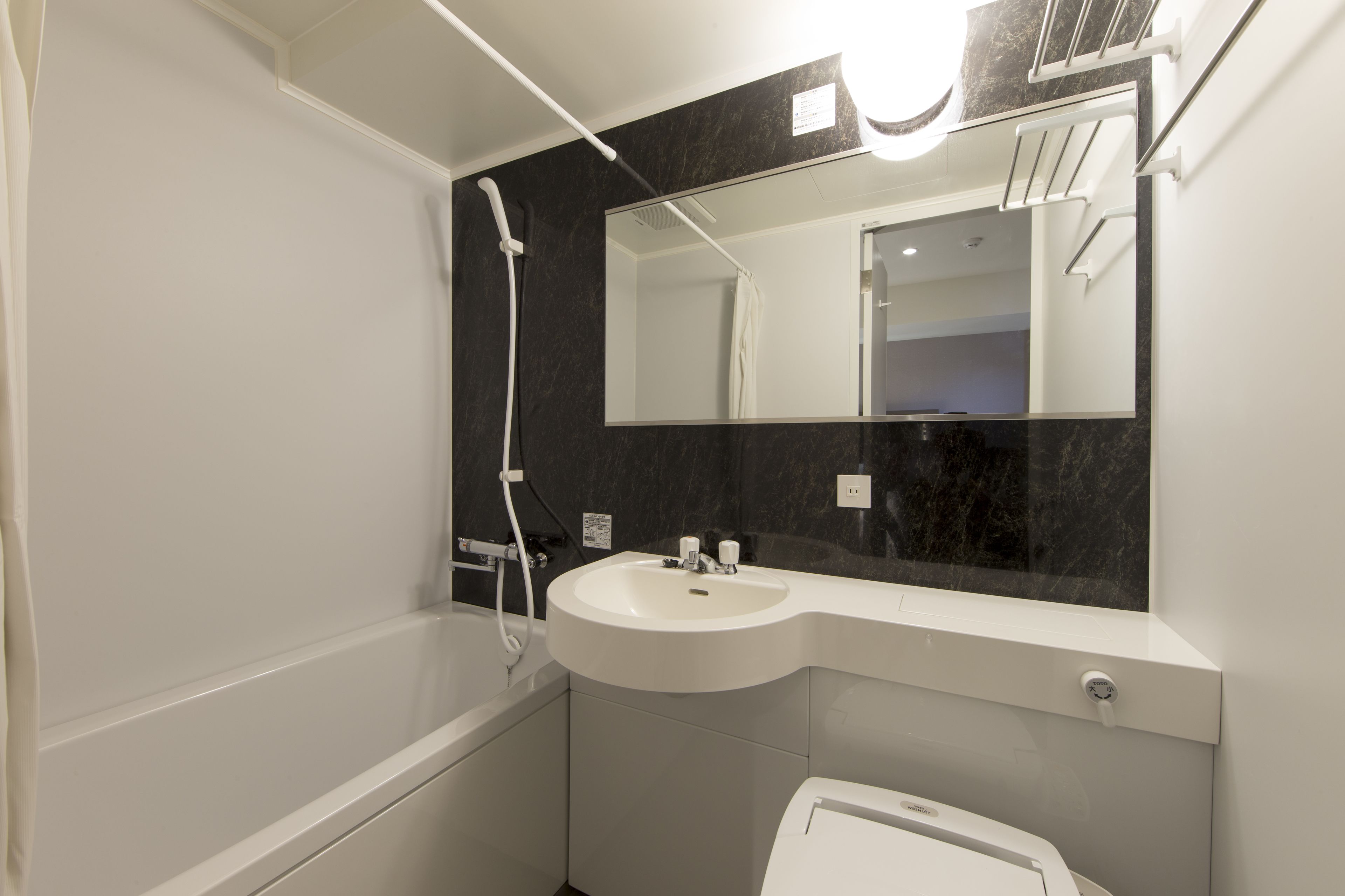 combined shower/bathtub, deep-soaking bathtub, free toiletries