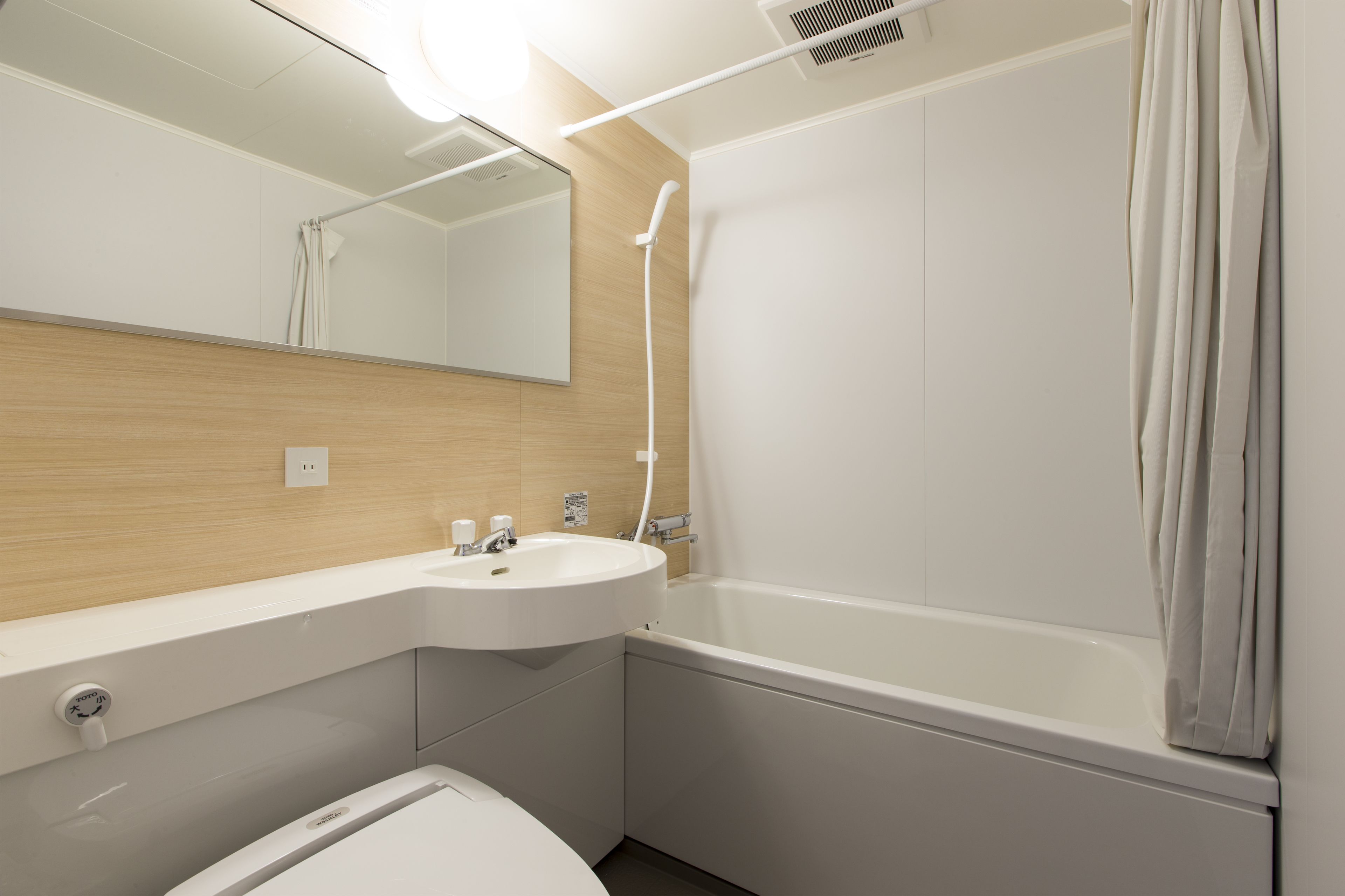 combined shower/bathtub, deep-soaking bathtub, free toiletries