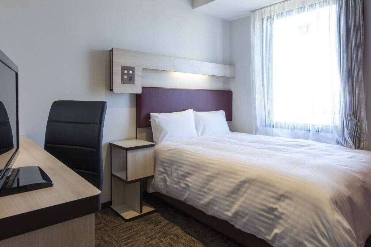 Desk, soundproofing, free WiFi, bed sheets