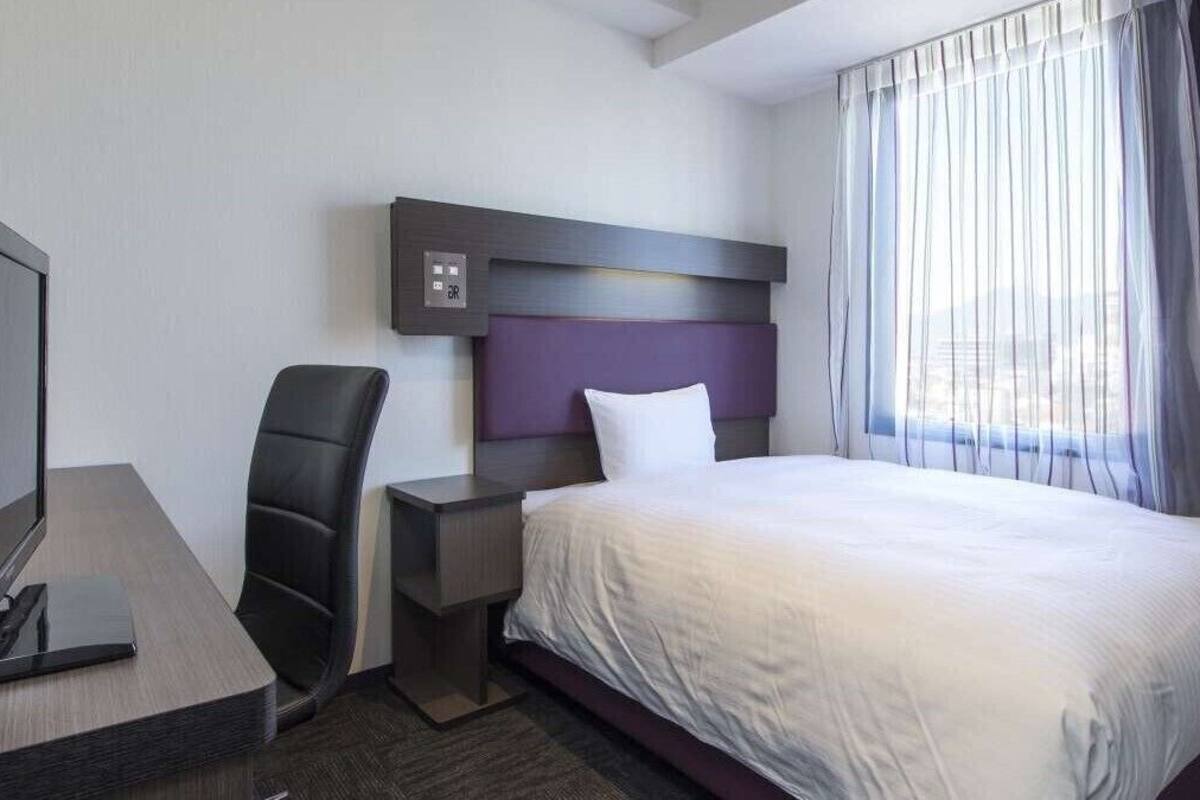 Desk, soundproofing, free WiFi, bed sheets