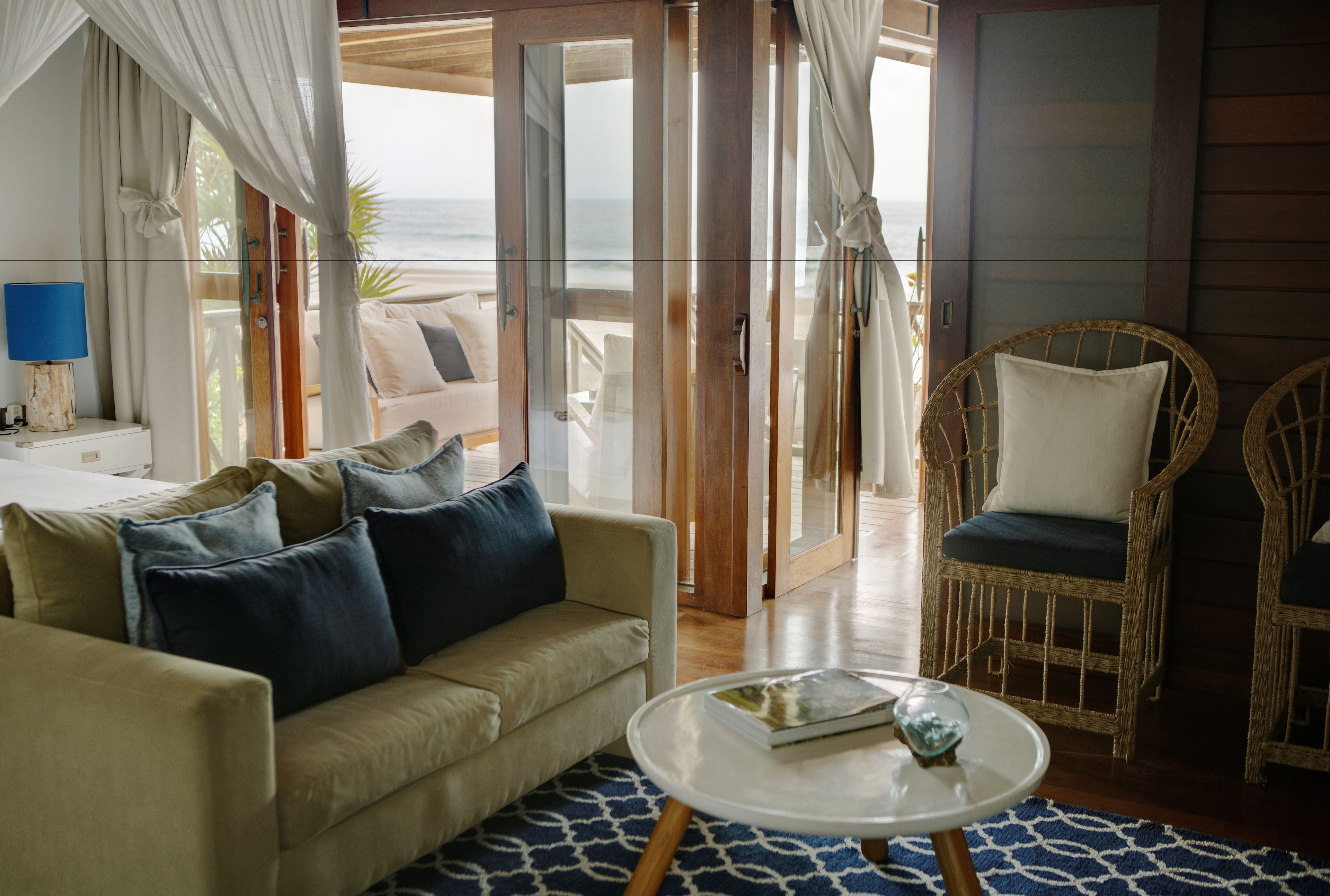 Minibar, caja de seguridad en la habitación y muebles diferentes 