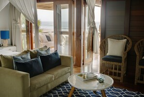 Familievilla (Beach) | Minibar, safe på rommet, individuelt innredet og skrivebord