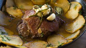 Una sartén con un bistec y papas.