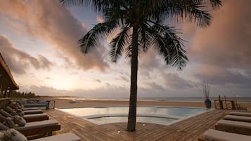 Piscine extérieure, chaises longues