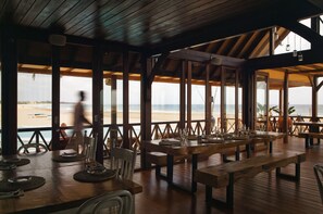 供應早餐、午餐和晚餐，當地和國際料理，海景