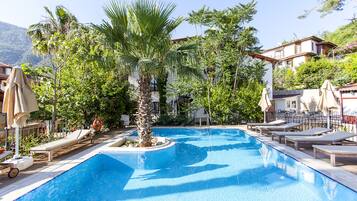 Een seizoensgebonden buitenzwembad, parasols voor strand/zwembad