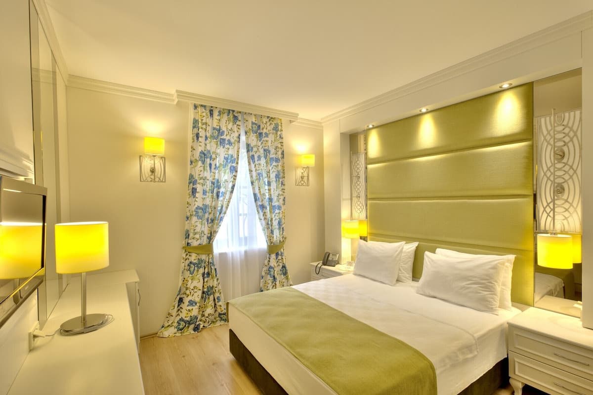 Egyptian cotton sheets, premium bedding, minibar, in-room safe