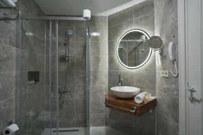 King Suite | Bathroom | Free toiletries, hair dryer, slippers, towels