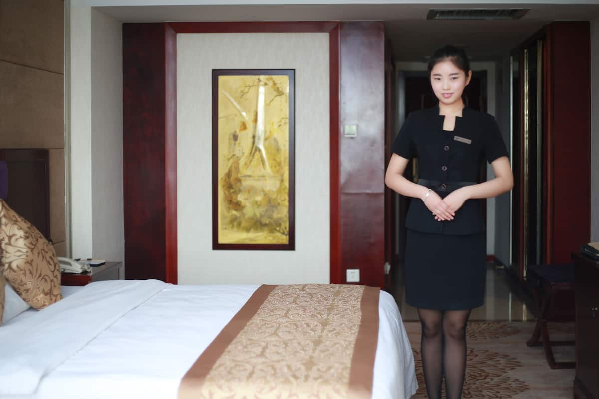Superior kamer | Een minibar, een kluis op de kamer, een bureau, verduisterende gordijnen