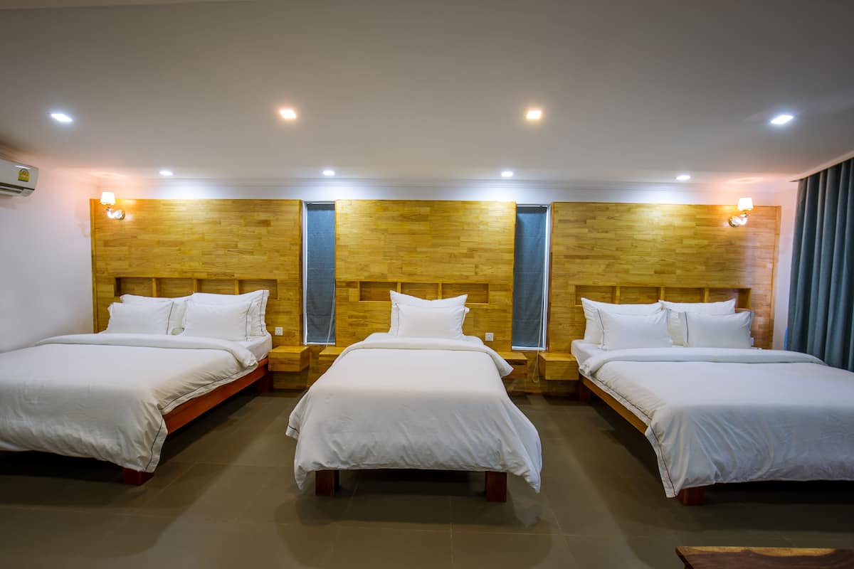 Suite familiar, varias camas, balcón, vista a la alberca | Minibar, caja de seguridad en la habitación, escritorio y wifi gratis