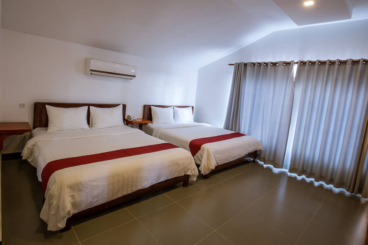 Departamento superior, varias camas, vista al jardín | Minibar, caja de seguridad en la habitación, escritorio y wifi gratis
