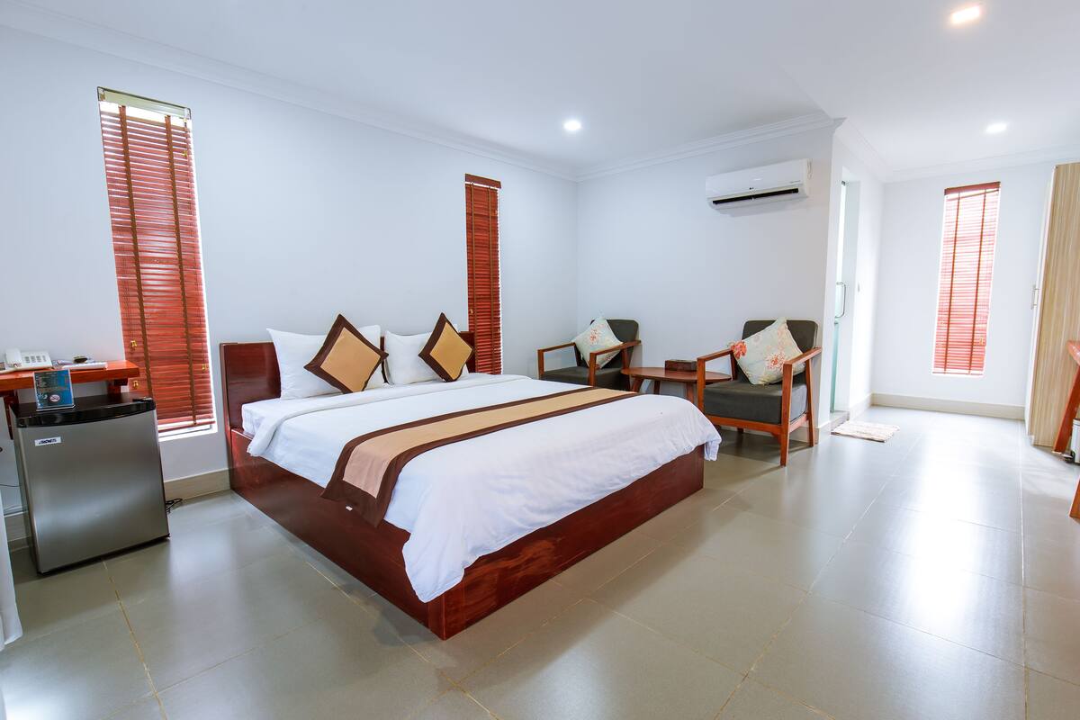 Deluxe Double Room, 1 King Bed, Balcony, Garden View | Minibar, in-room safe, desk, WiFi (free)