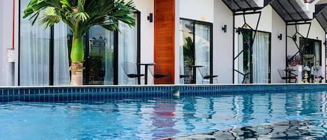 屋外プール、サンラウンジャー