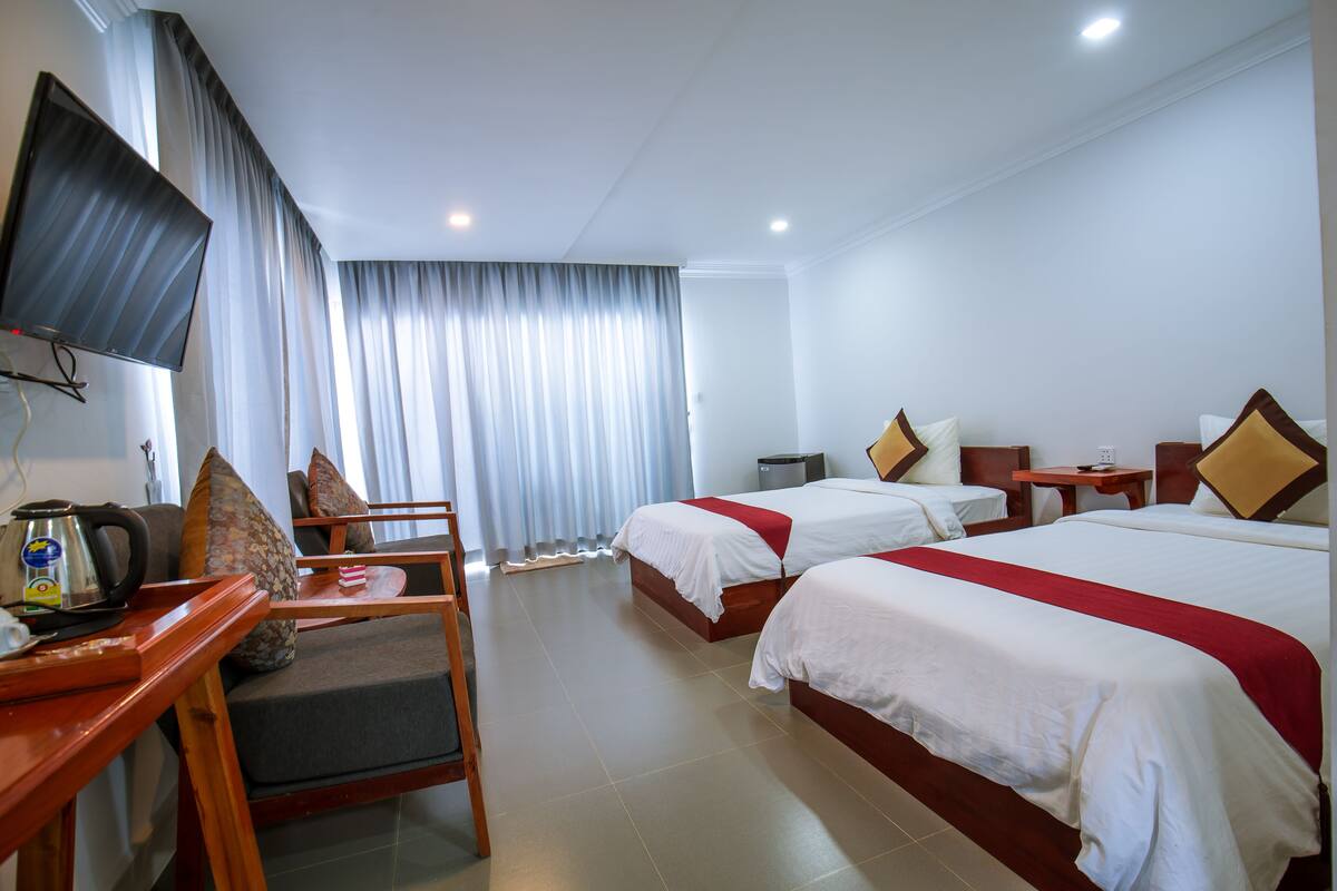 Minibar, in-room safe, desk, WiFi (free)
