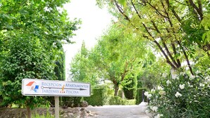 A sign with directions to Reception, Apartments, Gardens, and Piscina. - Molino de Morillas (Galera)