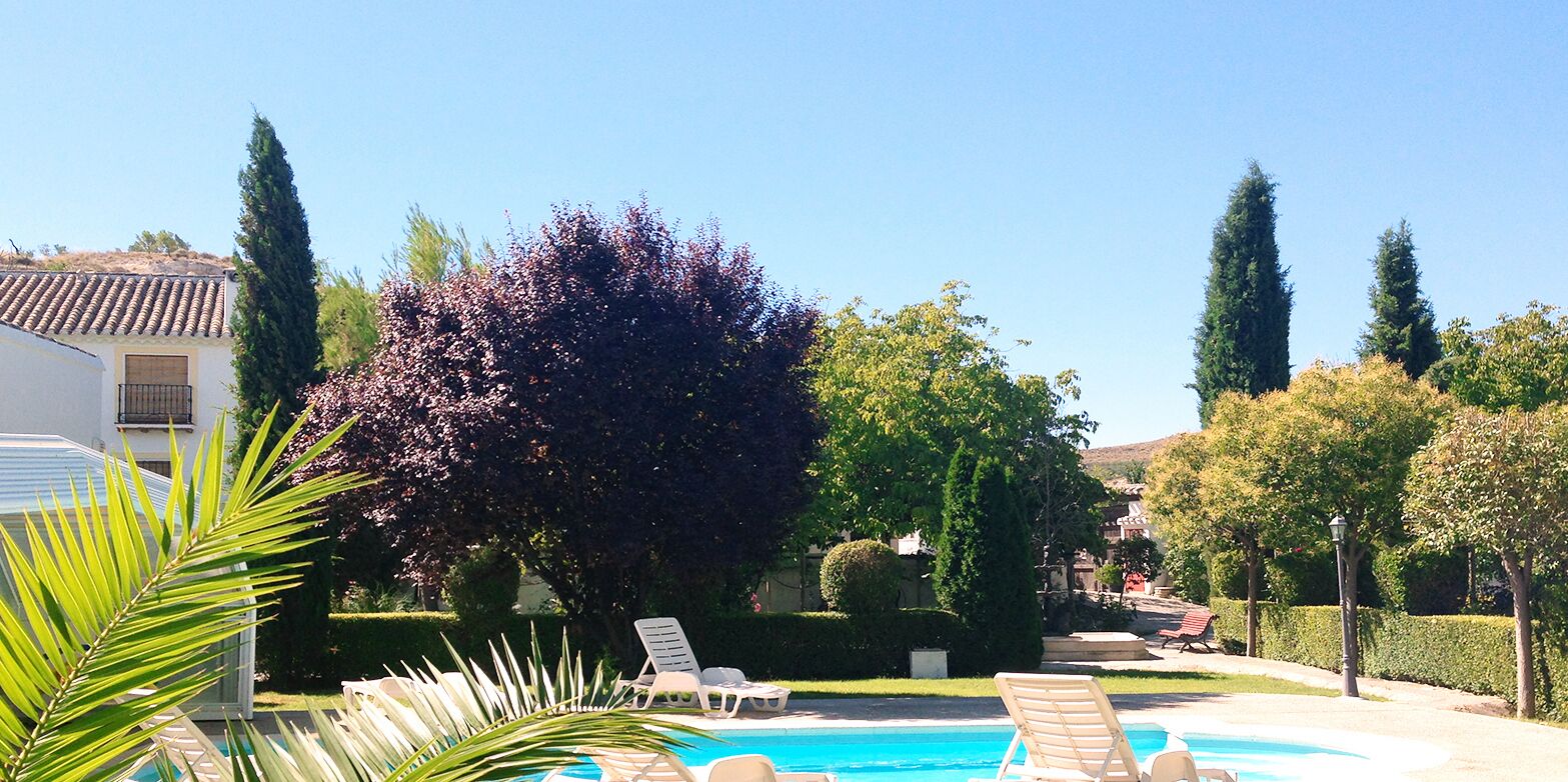 Innenpool, Außenpool (je nach Saison geöffnet), Liegestühle