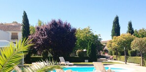Indendørs pool, sæsonbestemt udendørs pool, liggestole
