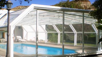 Indendørs pool, sæsonbestemt udendørs pool, liggestole
