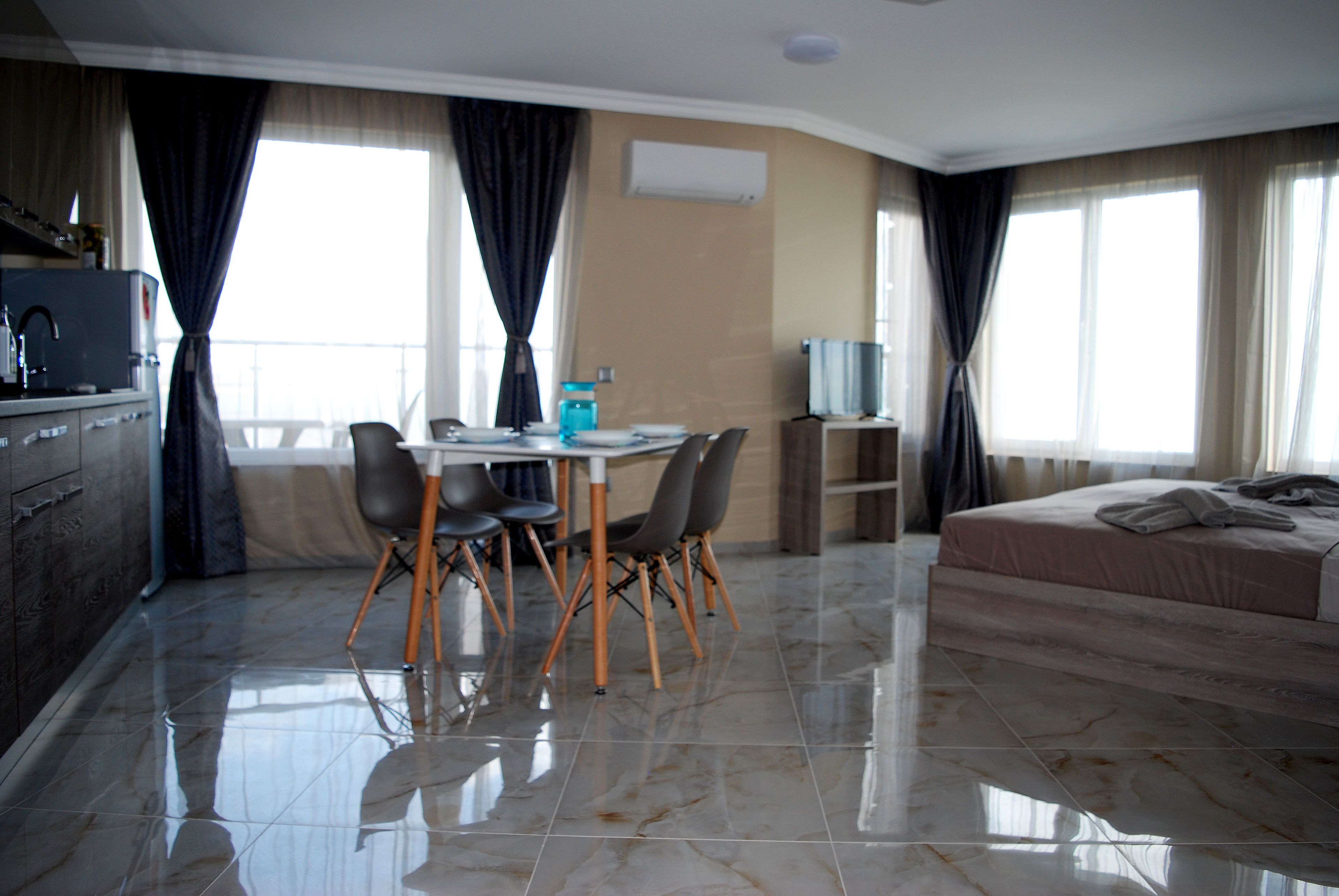 Una habitación de hotel con comedor, cama y televisor.
