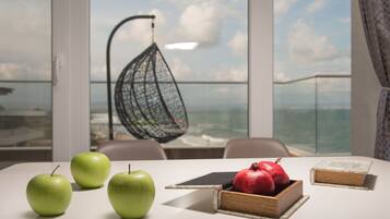 Panoramic VIP Apartment, 2 Bedrooms, Sea View | Ylelliset vuodevaatteet, tallelokero huoneessa, työpöytä