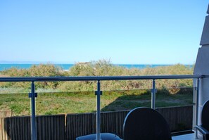 Appartement, 1 chambre, vue mer, en bord de plage | Literie de qualité supérieure, coffres-forts dans les chambres, bureau