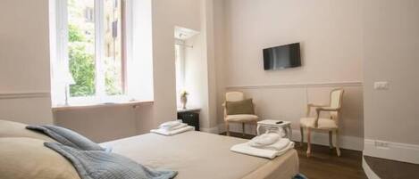 Premium tweepersoonskamer | Luxe beddengoed, een minibar, een kluis op de kamer, een bureau