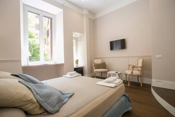 Premium Double Room | Premium bedding, minibar, in-room safe, desk - Relais della Torre (Rome)