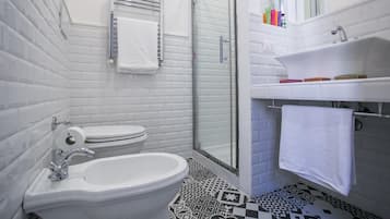 Dusche, kostenlose Toilettenartikel, Haartrockner, Bademäntel