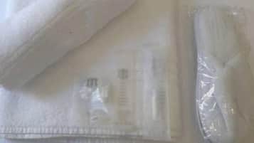 Dusche, kostenlose Toilettenartikel, Haartrockner, Bademäntel