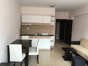 Exclusive-Apartment, 1 Schlafzimmer, eingeschränkter Meerblick | Eigene Kochnische | Kühlschrank, Mikrowelle, Herdplatte, Wasserkocher