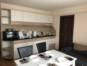 Exclusive-Apartment, 1 Schlafzimmer, eingeschränkter Meerblick | Essbereich im Zimmer
