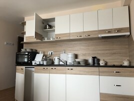 Refrigerador, microondas, placa de cocina, tetera/pava eléctrica