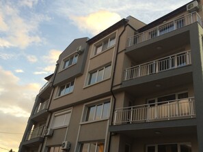 Exclusive-Apartment, 1 Schlafzimmer, eingeschränkter Meerblick | Terrasse/Patio